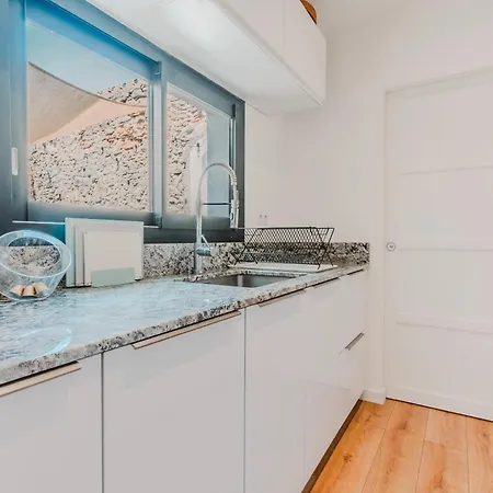 Peaceful Air-conditioned Haven With An Inner Courtyard Apartment